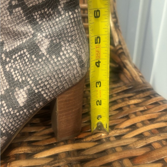 Carlos Santana Snake Print Ankle Boots - Gray and Black in size 7 - Picture 4 of 15